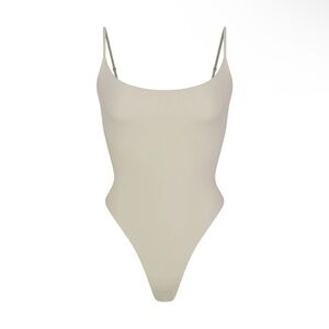 Skims FITS EVERYBODY CAMI THONG BODYSUIT
COLOR: TALC